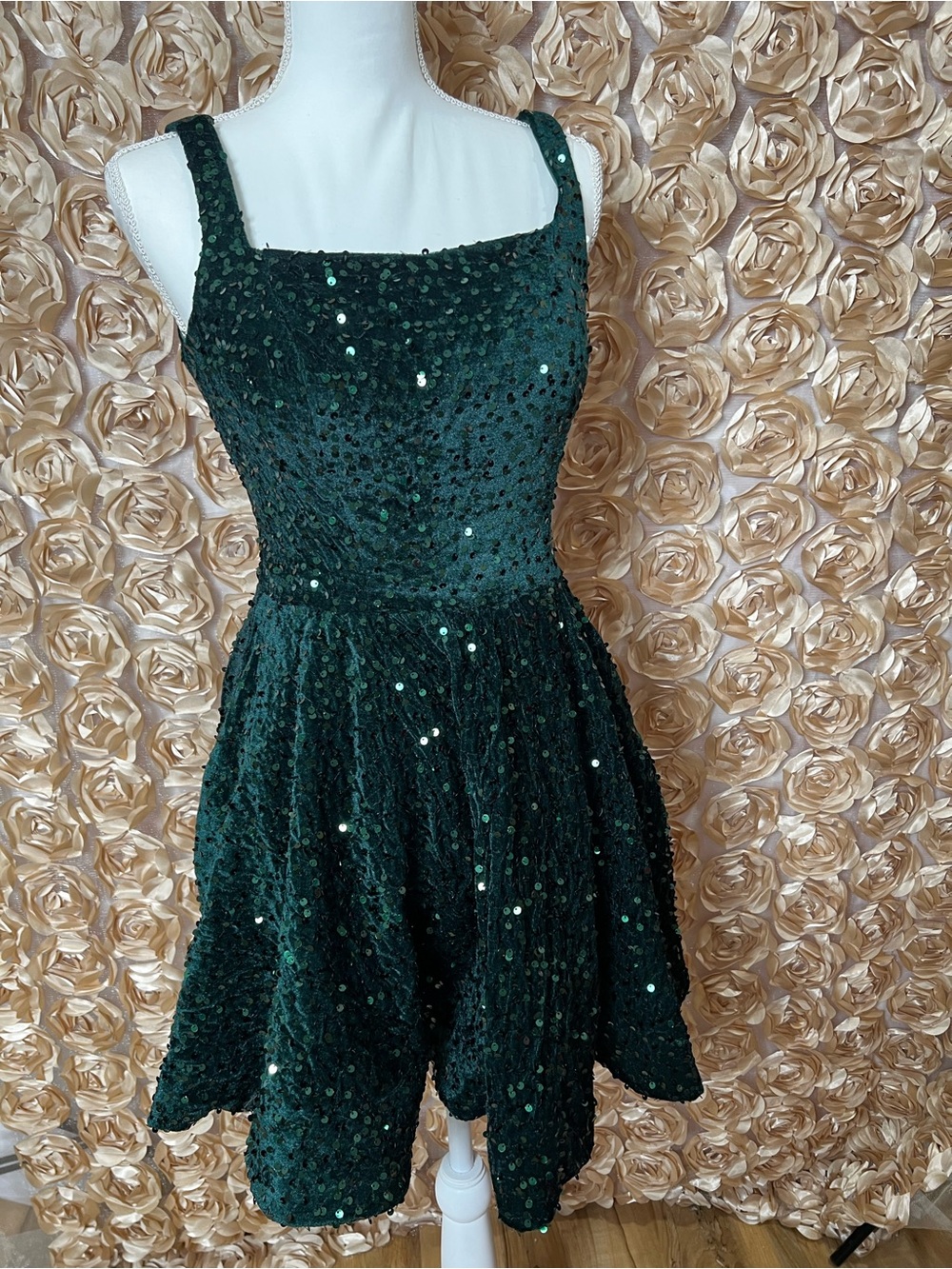 Elegant Green Sequin Square-Neck Evening Dress - Picture 2 of 4